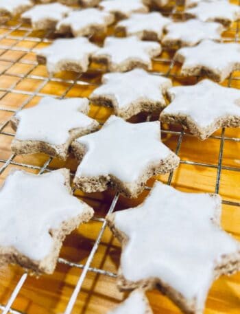 zimtsterne spread out on a cooling rack