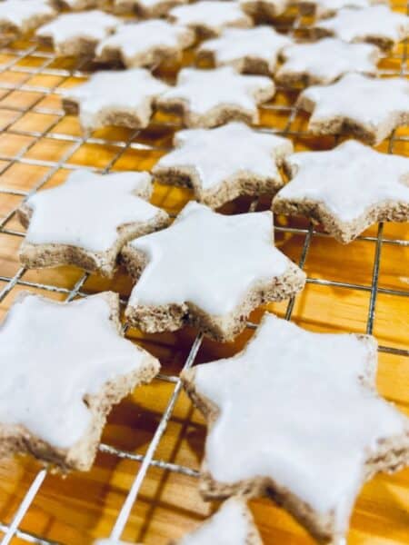 zimtsterne spread out on a cooling rack