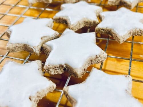 zimtsterne spread out on a cooling rack